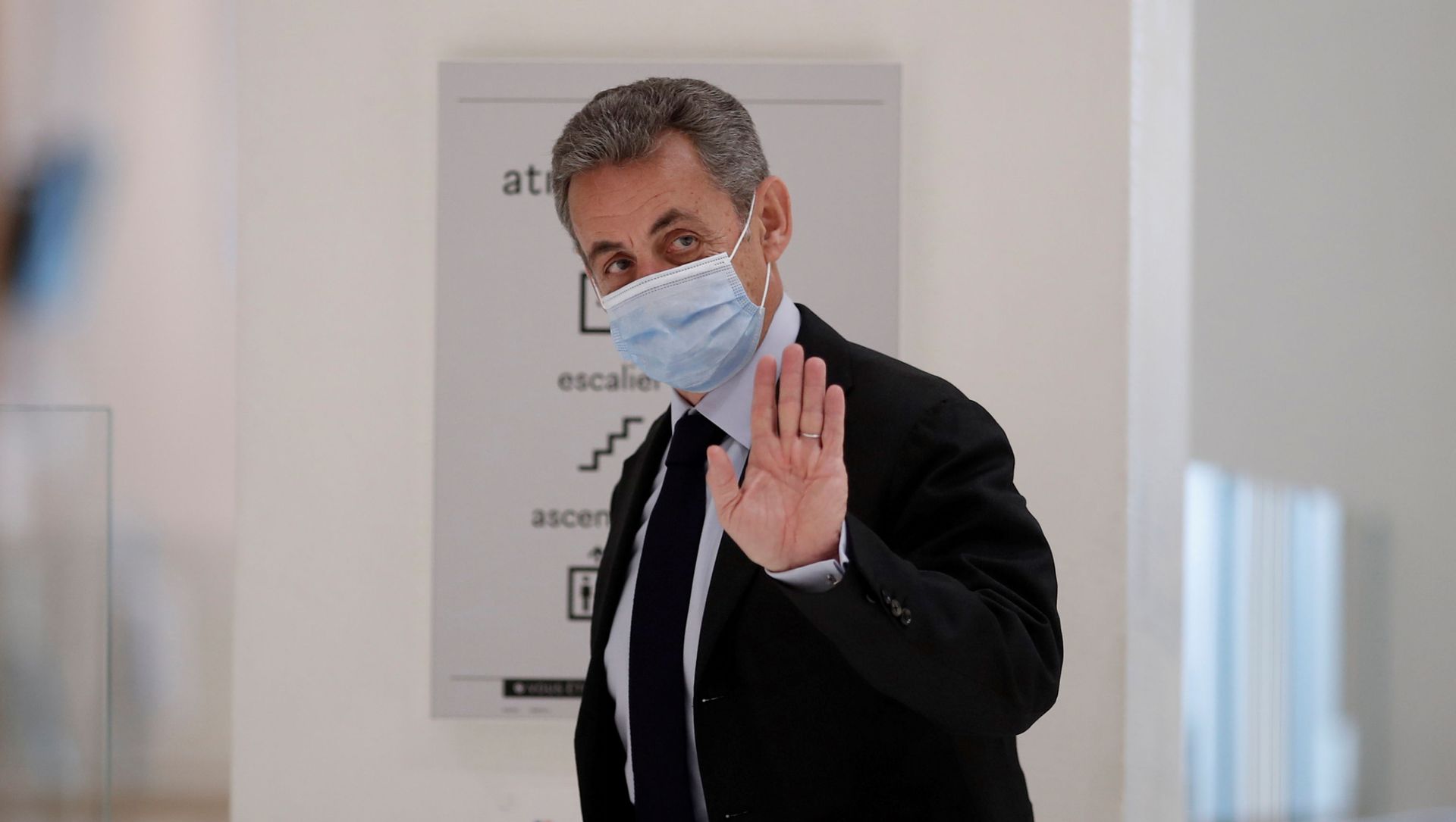 Former French President Nicolas Sarkozy waves during a break in his trial on charges of corruption and influence peddling, at Paris courthouse, France, November 30, 2020. - Sputnik International, 1920, 03.03.2021