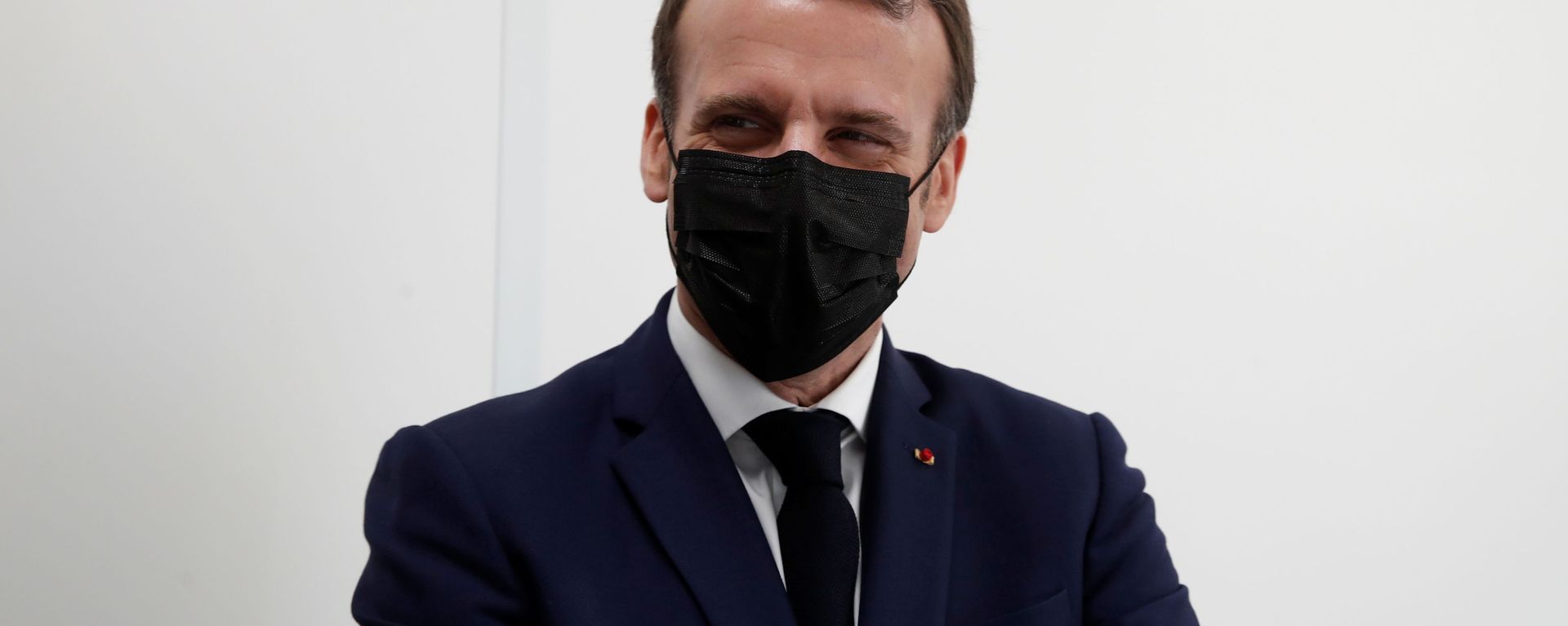 French President Emmanuel Macron, wearing a protective face mask, visits a coronavirus disease (COVID-19) vaccination center at the Caisse Primaire d'Assurance Maladie (France's local health insurance funds - CPAM) in Bobigny near Paris as part of the COVID-19 vaccination campaign in France, March 1, 2021. French President Emmanuel Macron, wearing a protective face mask, visits a coronavirus disease (COVID-19) vaccination center at the Caisse Primaire d'Assurance Maladie (France's local health insurance funds - CPAM) in Bobigny near Paris as part of the COVID-19 vaccination campaign in France, March 1, 2021. - Sputnik International, 1920, 11.01.2022
