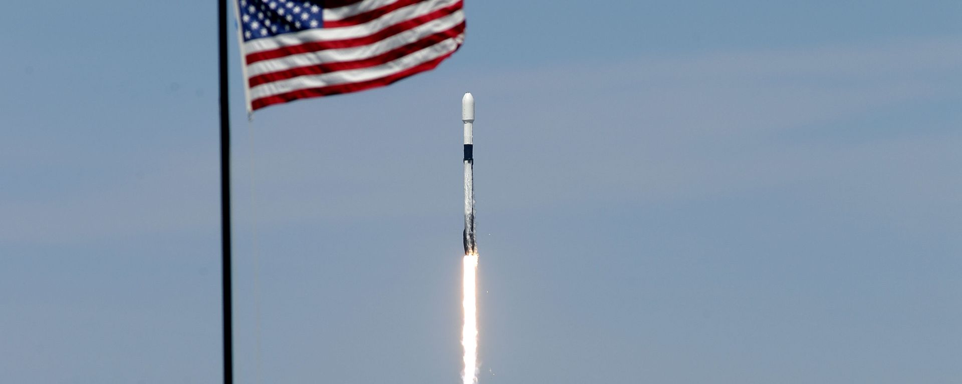 A Falcon 9 SpaceX rocket with the seventh batch of approximately 60 satellites for SpaceX's Starlink broadband network. lifts off from pad 39A at the Kennedy Space Center in Cape Canaveral, Fla., Wednesday, April 22, 2020. A Falcon 9 SpaceX rocket with the seventh batch of approximately 60 satellites for SpaceX's Starlink broadband network. lifts off from pad 39A at the Kennedy Space Center in Cape Canaveral, Fla., Wednesday, April 22, 2020. - Sputnik International, 1920, 30.11.2023