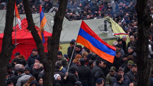 Opposition supporters rally outside the National Assembly building to demand Prime Minister Nikol Pashinyan's resignation over his handling of last year's war with Azerbaijan, in Yerevan on March 1, 2021. - Sputnik International