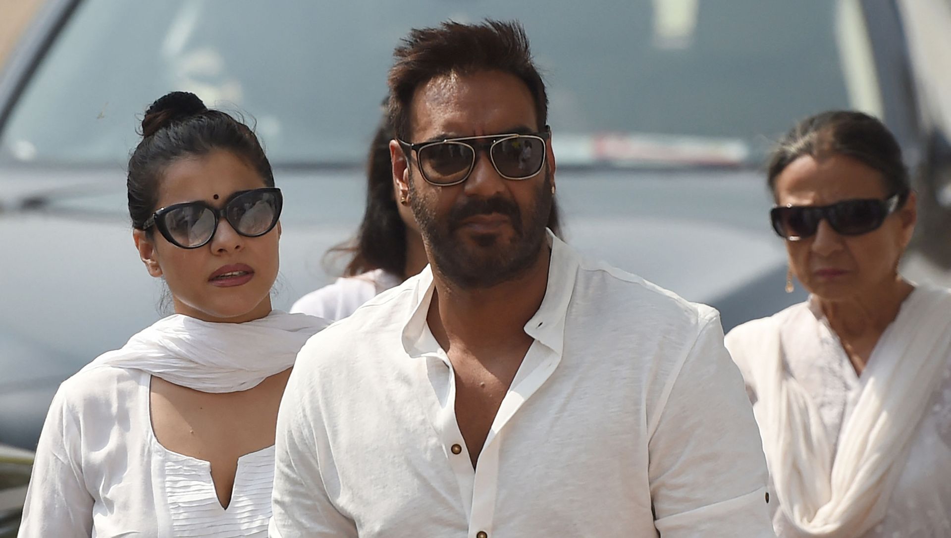 Indian Bollywood actor Ajay Devgan (C) and his wife Kajol (L) (File) - Sputnik International, 1920, 03.03.2021