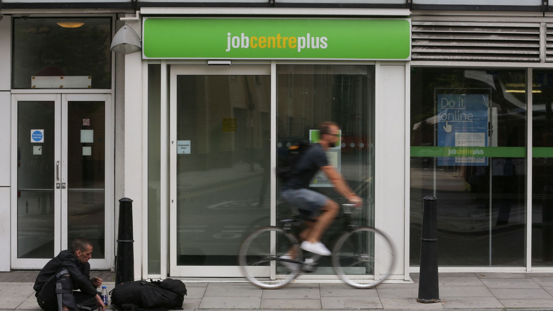 A cyclist passes the entrance to a job centre in east London on July 20, 2016 A cyclist passes the entrance to a job centre in east London on July 20, 2016 - Sputnik International, 1920, 30.09.2021