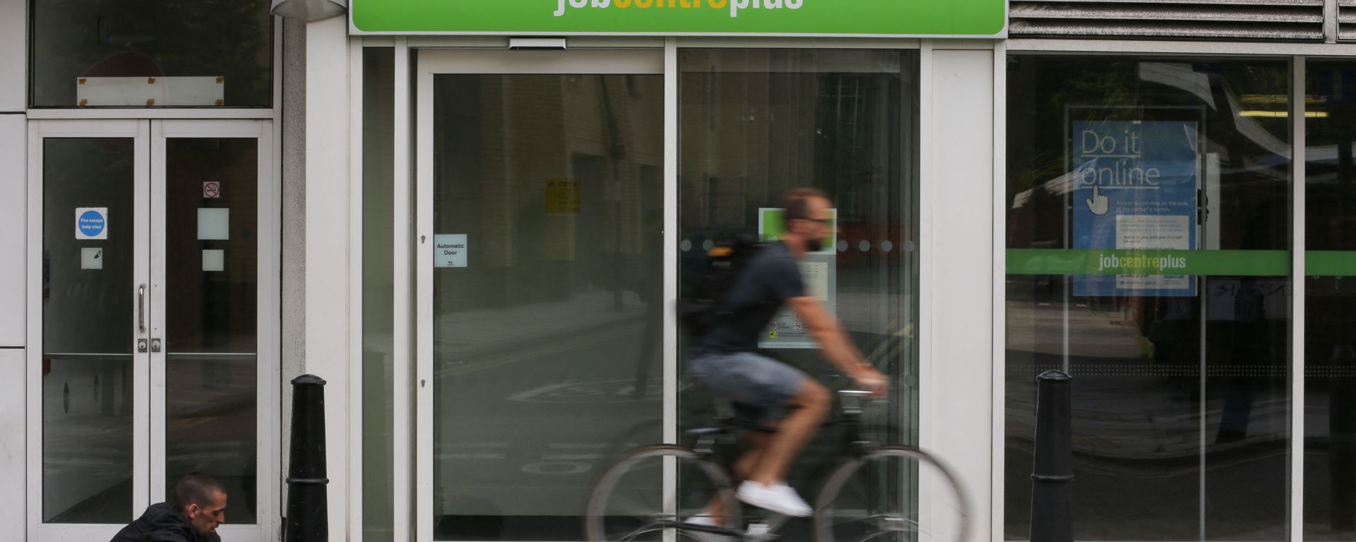 A cyclist passes the entrance to a job centre in east London on July 20, 2016 A cyclist passes the entrance to a job centre in east London on July 20, 2016 - Sputnik International, 1920, 30.09.2021