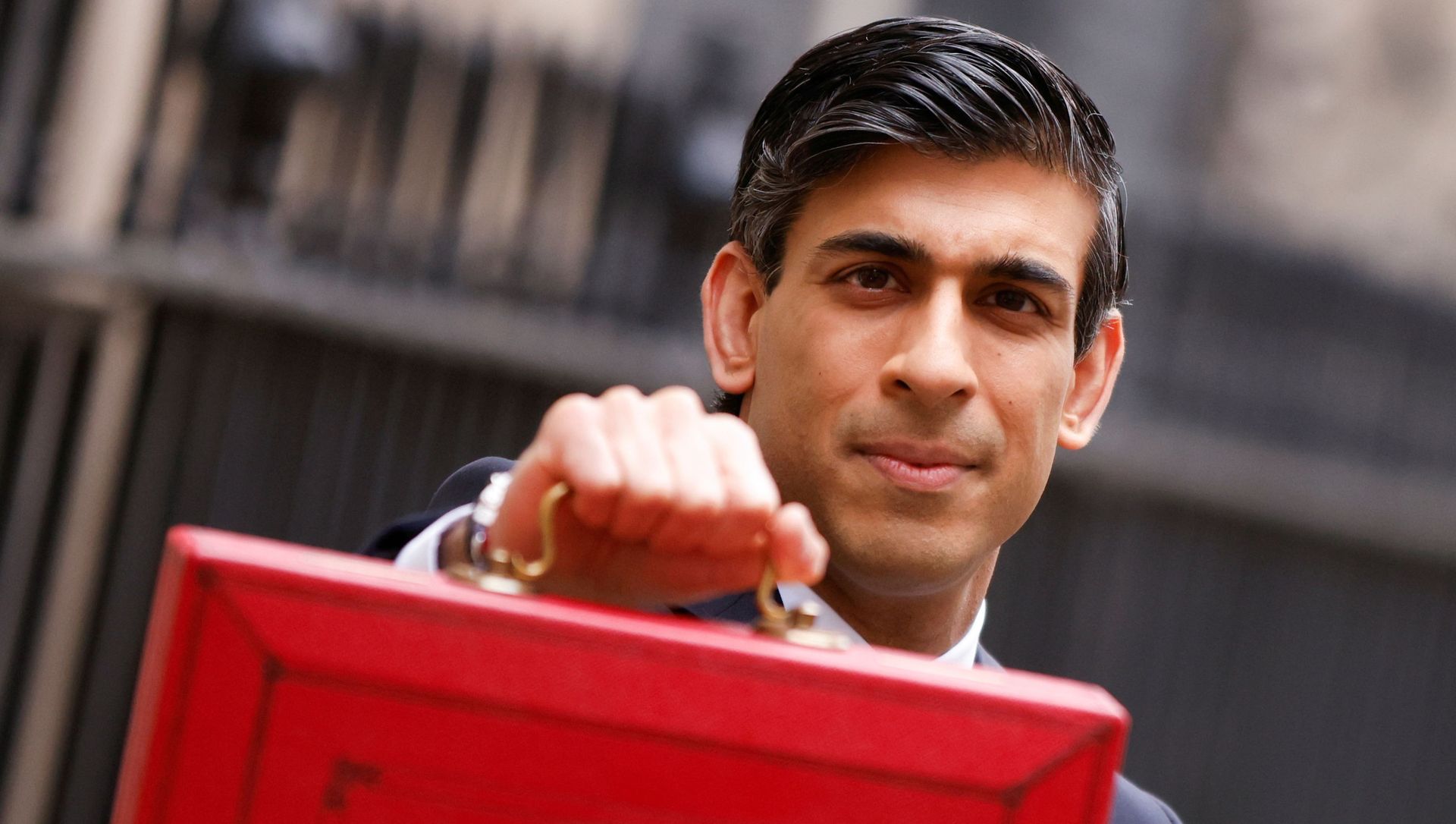 Britain's Chancellor of the Exchequer Rishi Sunak holds the budget box outside Downing Street in London, Britain, March 3, 2021. Britain's Chancellor of the Exchequer Rishi Sunak holds the budget box outside Downing Street in London, Britain, March 3, 2021. - Sputnik International, 1920, 04.03.2021