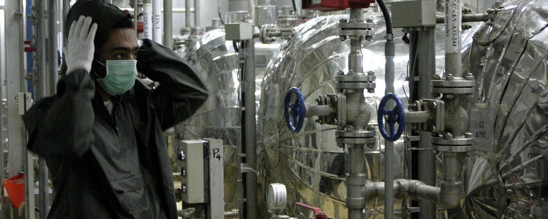 An Iranian worker adjusts his hat at Iran's Isfahan nuclear, UCF, facility on Saturday, Nov. 20, 2004 An Iranian worker adjusts his hat at Iran's Isfahan nuclear, UCF, facility on Saturday, Nov. 20, 2004 - Sputnik International, 1920, 16.04.2021