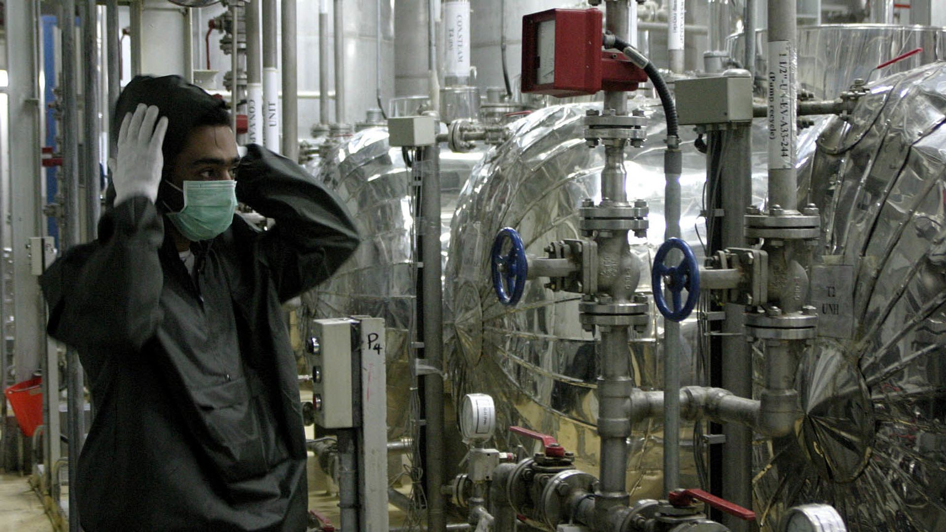An Iranian worker adjusts his hat at Iran's Isfahan nuclear, UCF, facility on Saturday, Nov. 20, 2004 An Iranian worker adjusts his hat at Iran's Isfahan nuclear, UCF, facility on Saturday, Nov. 20, 2004 - Sputnik International, 1920, 16.04.2021