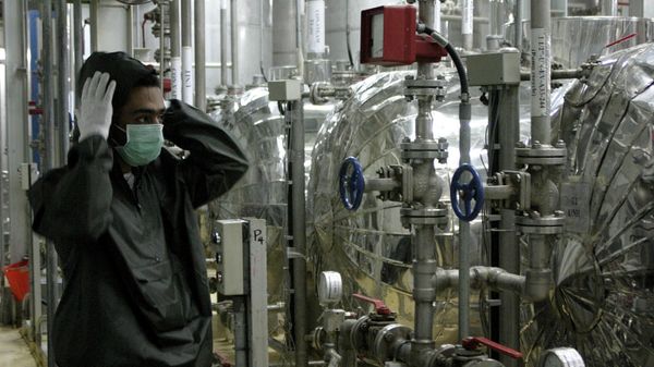An Iranian worker adjusts his hat at  Iran's Isfahan nuclear, UCF, facility on Saturday, Nov. 20, 2004 - Sputnik International
