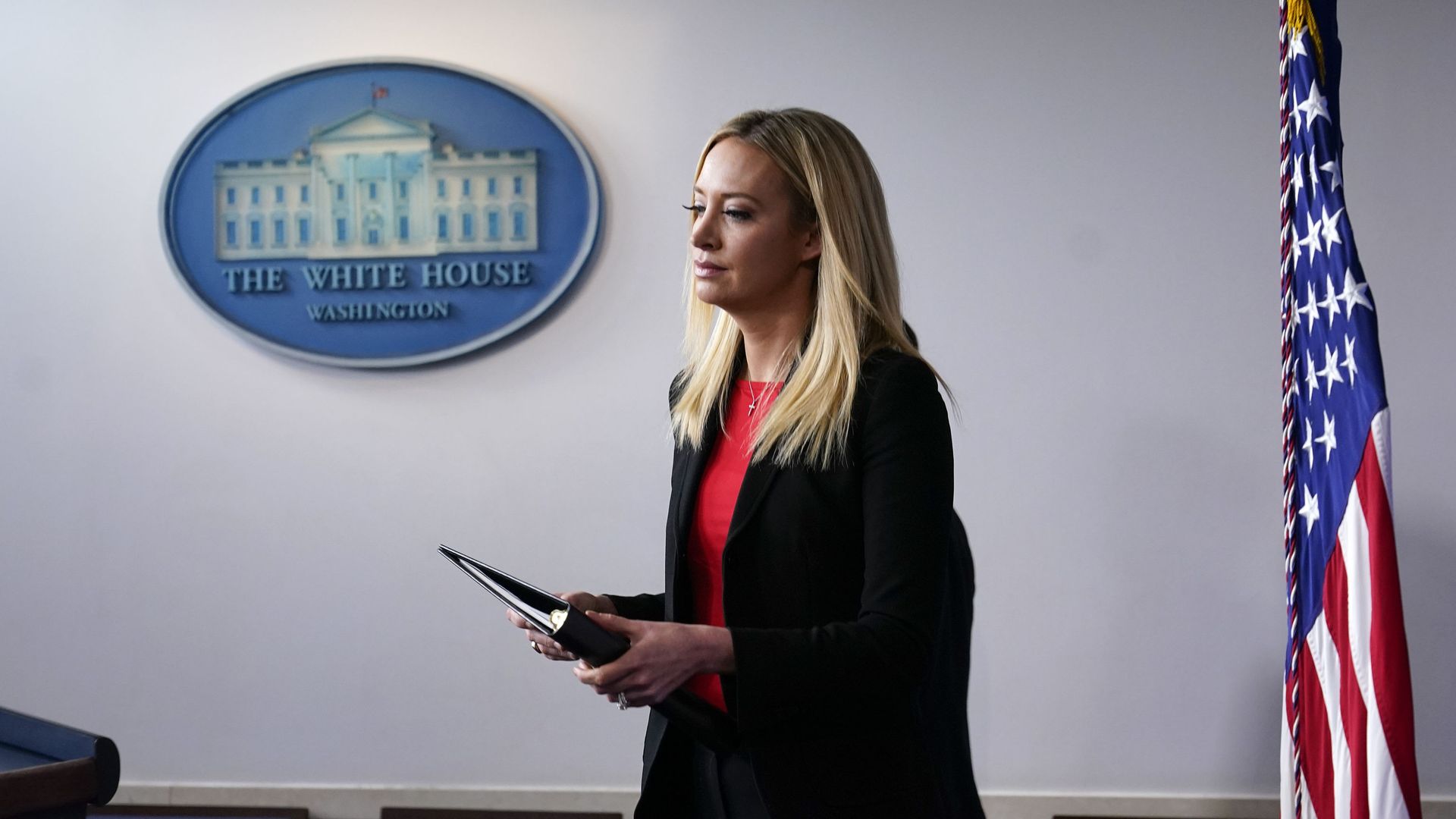 White House press secretary Kayleigh McEnany arrives to deliver a statement at the White House, Thursday, Jan. 7, 2021, in Washington - Sputnik International, 1920, 09.11.2021