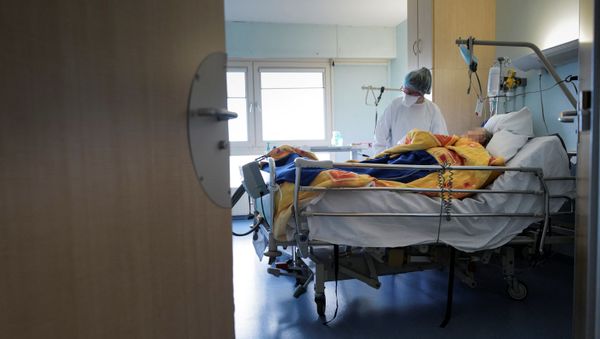 A nurse removes the perfusion of a Covid-19 patient  in the internal medicine department of the Emile Muller hospital in Mulhouse on February 16, 2021.  - Sputnik International