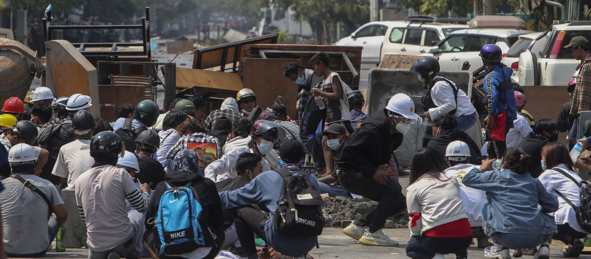 Anti-coup protesters take cover behind makeshift barricades in Mandalay, Myanmar, Wednesday, March 3, 2021. Demonstrators in Myanmar took to the streets again on Wednesday to protest last month's seizure of power by the military - Sputnik International, 1920, 03.03.2021