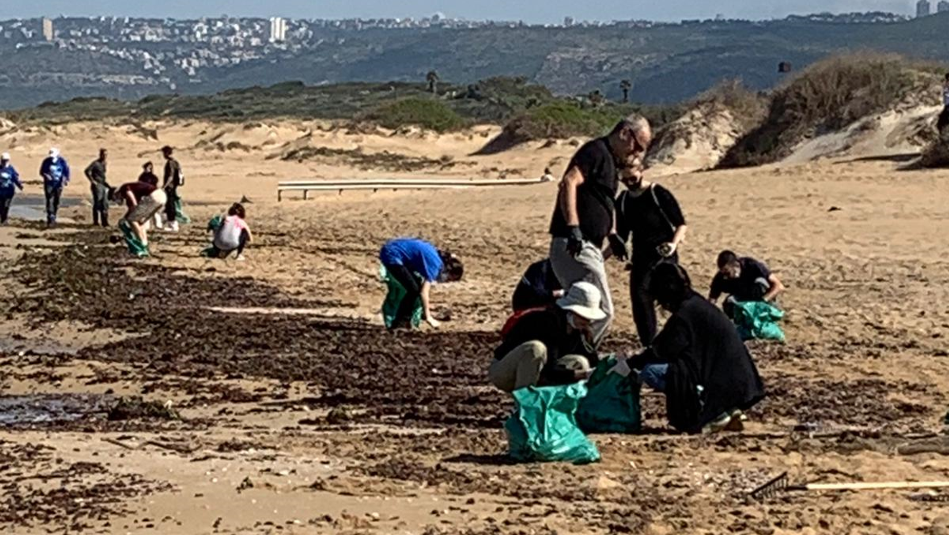 Clean up operation along Israel's Mediterranean coastline by employees of Elbit Systems, a major Israeli defence electronics company. Clean up operation along Israel's Mediterranean coastline by employees of Elbit Systems, a major Israeli defence electronics company. - Sputnik International, 1920, 03.03.2021