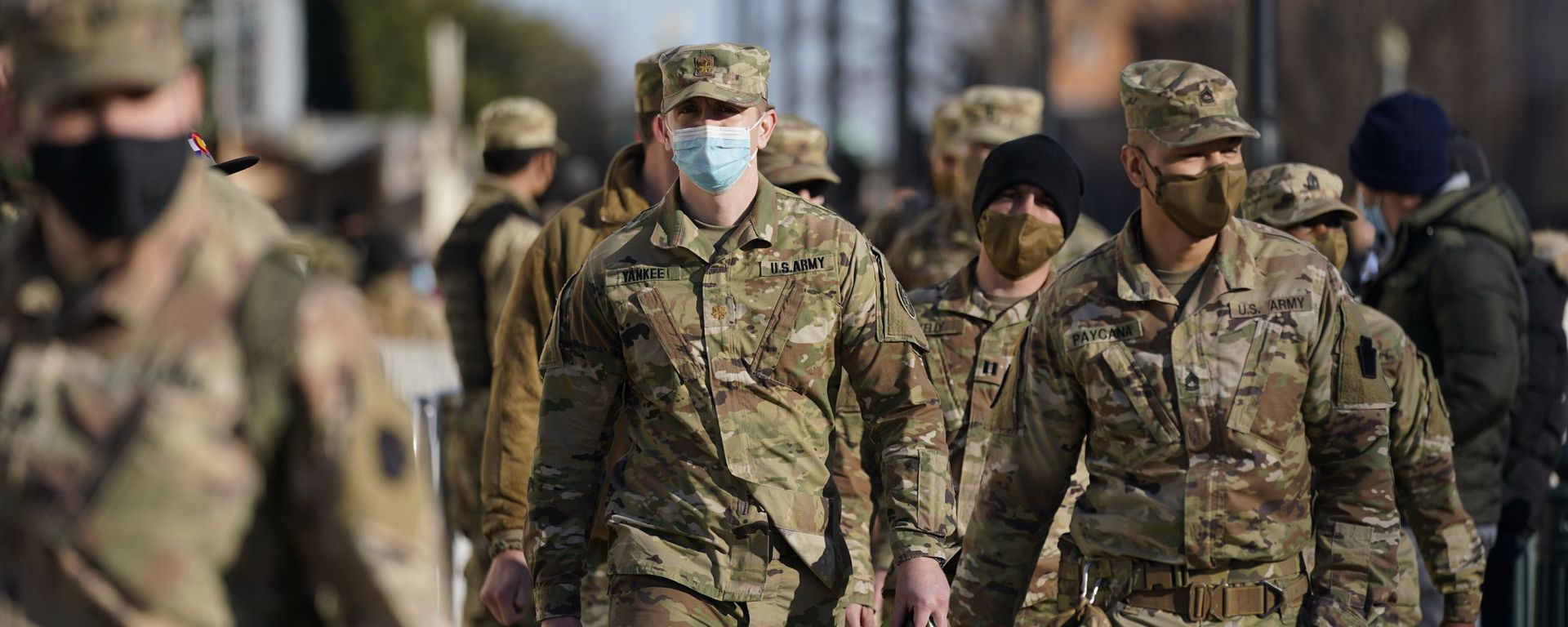 Members of the DC National Guard walk around the US Capitol grounds, 7 January 2021 in Washington, DC Members of the DC National Guard walk around the US Capitol grounds, 7 January 2021 in Washington, DC - Sputnik International, 1920, 12.03.2021