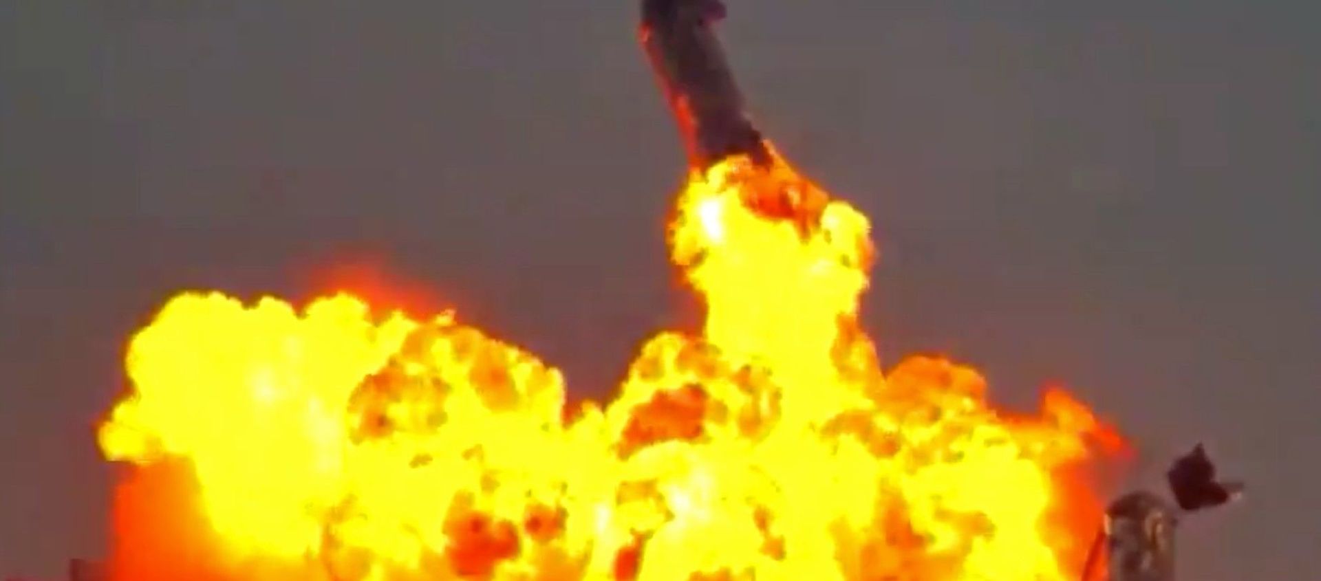Screenshot captures the exact moment that the SN10 Starship prototype exploded after managing to successfully land at SpaceX's Boca Chica facility in Texas. Screenshot captures the exact moment that the SN10 Starship prototype exploded after managing to successfully land at SpaceX's Boca Chica facility in Texas. - Sputnik International, 1920, 30.03.2021