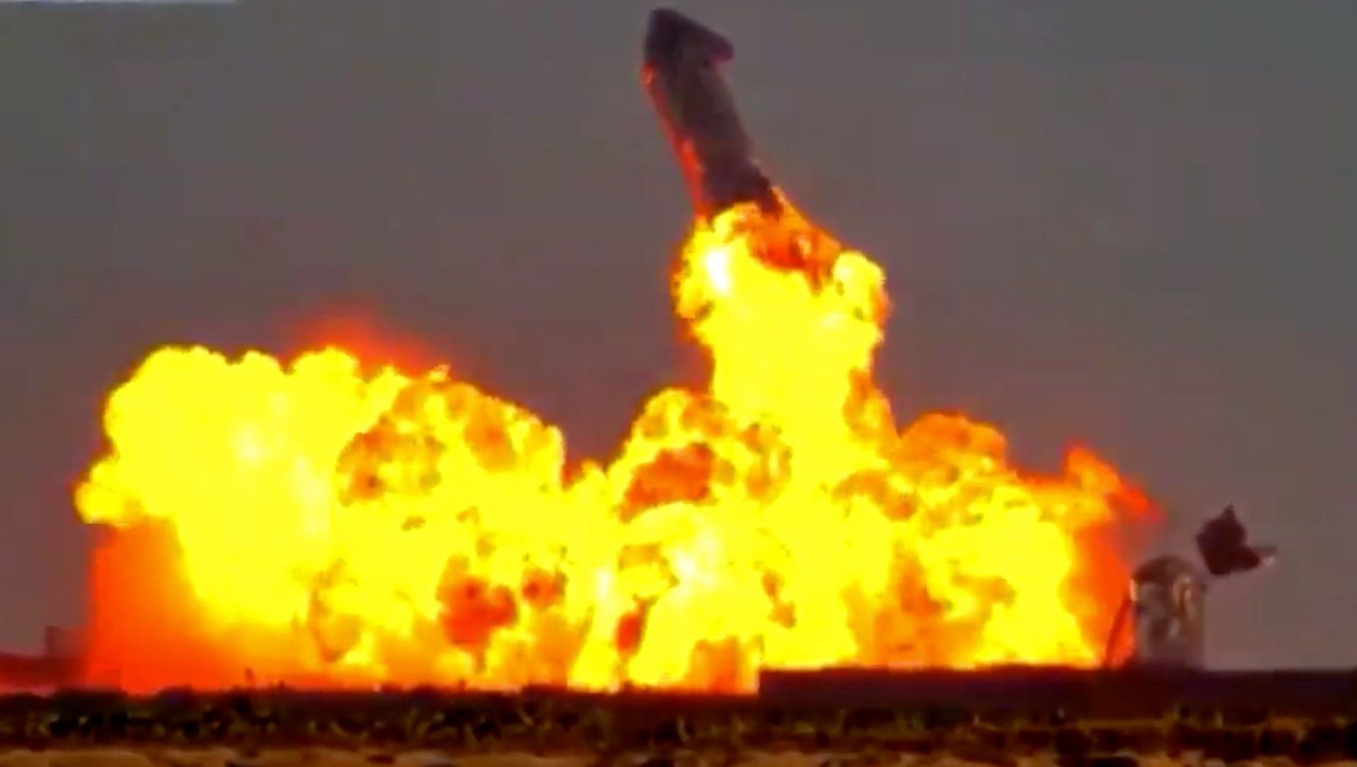 Screenshot captures the exact moment that the SN10 Starship prototype exploded after managing to successfully land at SpaceX's Boca Chica facility in Texas. - Sputnik International, 1920, 30.03.2021