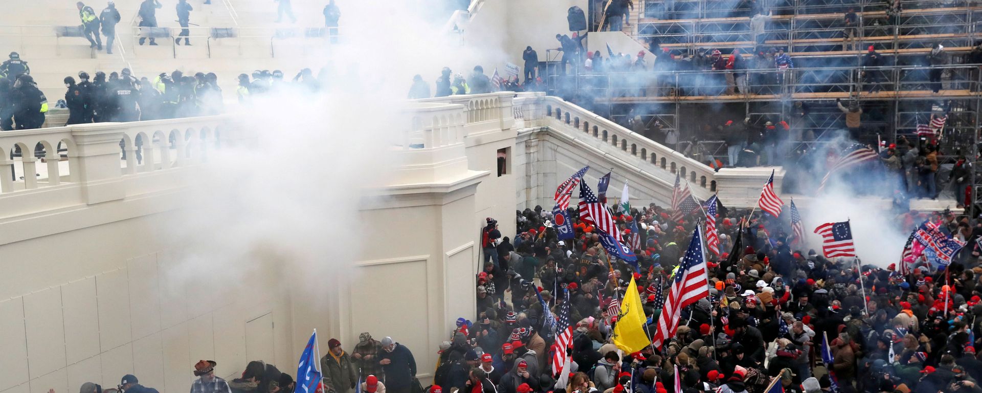 A mob of supporters of former U.S. President Donald Trump fight with members of law enforcement at a door they broke open as they storm the U.S. Capitol Building in Washington, U.S., January 6, 2021 A mob of supporters of former U.S. President Donald Trump fight with members of law enforcement at a door they broke open as they storm the U.S. Capitol Building in Washington, U.S., January 6, 2021 - Sputnik International, 1920, 08.09.2021