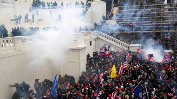 A mob of supporters of former U.S. President Donald Trump fight with members of law enforcement at a door they broke open as they storm the U.S. Capitol Building in Washington, U.S., January 6, 2021 - Sputnik International