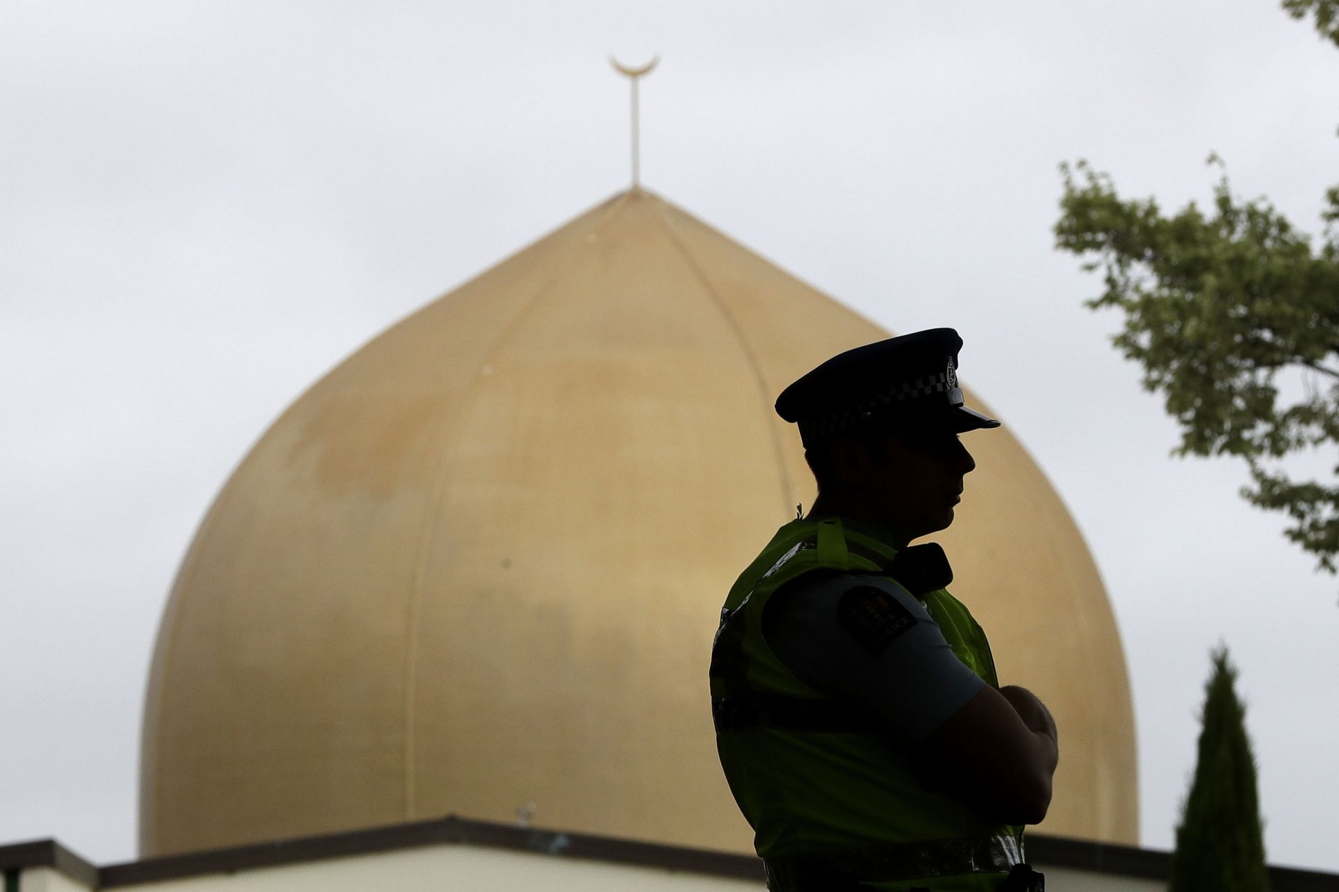 A police officer stands in a park near the Al Noor mosque in Christchurch, New Zealand, Sunday, March 15, 2020 A police officer stands in a park near the Al Noor mosque in Christchurch, New Zealand, Sunday, March 15, 2020 - Sputnik International, 1920, 08.11.2021