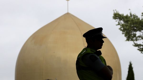A police officer stands in a park near the Al Noor mosque in Christchurch, New Zealand, Sunday, March 15, 2020 - Sputnik International