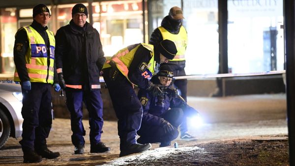 Police investigators work at the scene where a man attacked eight people with a sharp weapon, seriously injuring two, in the Swedish city of Vetlanda on 3 March 2021.  - Sputnik International