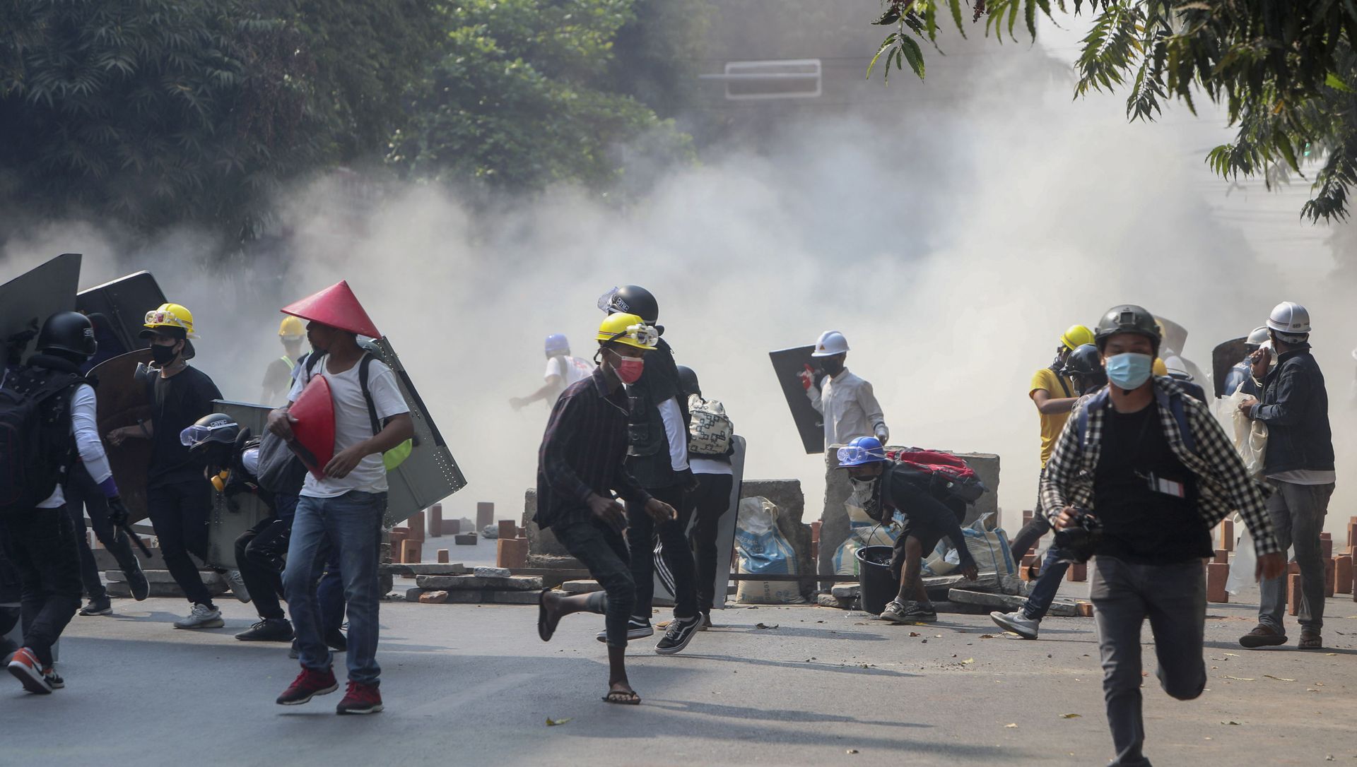Anti-coup protesters run from teargas and charging riot police and soldiers in Mandalay, Myanmar, Wednesday, March 3, 2021 Anti-coup protesters run from teargas and charging riot police and soldiers in Mandalay, Myanmar, Wednesday, March 3, 2021 - Sputnik International, 1920, 18.03.2021