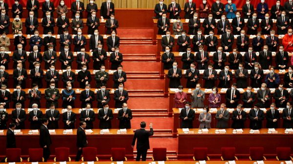 Chinese President Xi Jinping waves as he arrives for the opening session of the Chinese People's Political Consultative Conference (CPPCC) - Sputnik International