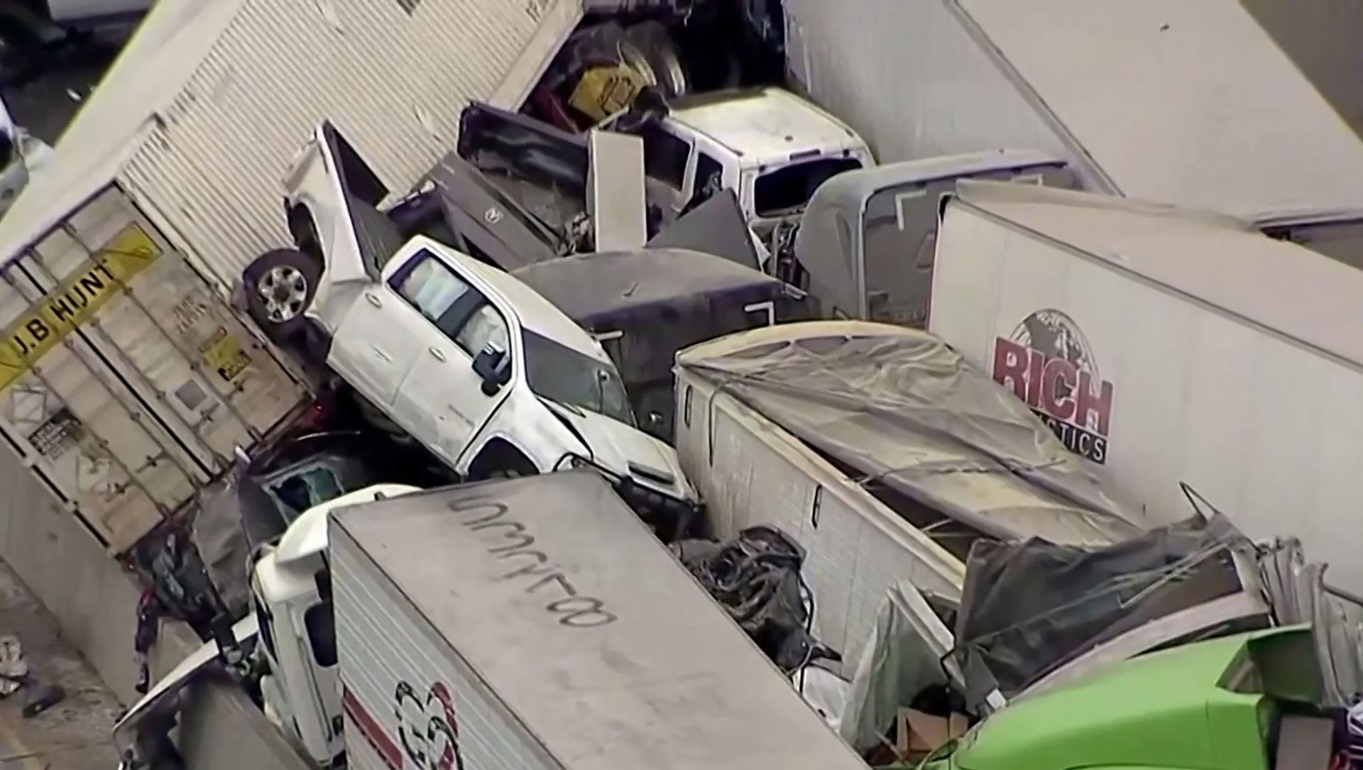 Cars and trucks are wedged together after a morning crash on the ice covered I-35 in Fort Worth Cars and trucks are wedged together after a morning crash on the ice covered I-35 in Fort Worth - Sputnik International, 1920, 04.03.2021