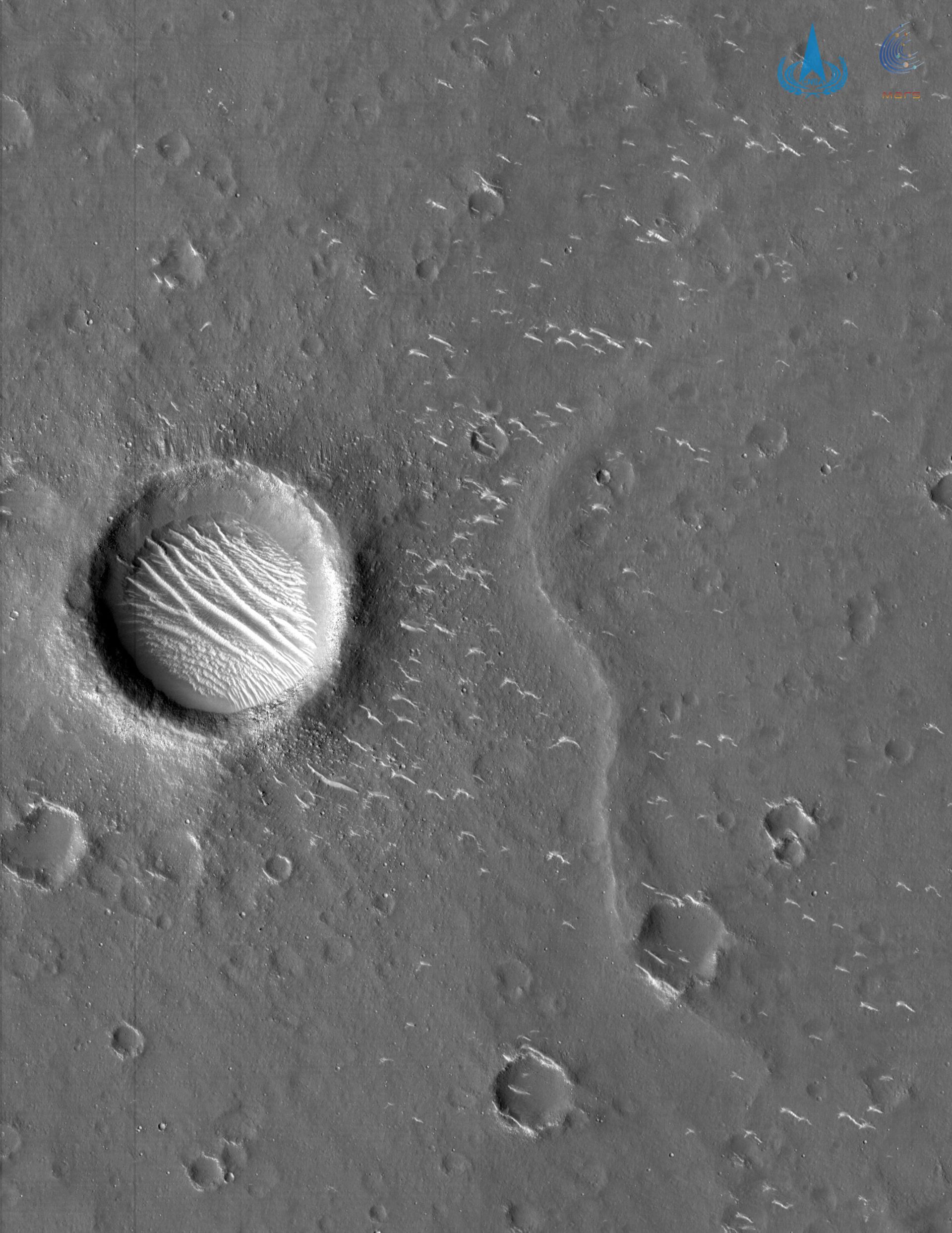 China’s Tianwen-1 Mars Orbiter Sends Back Stunning High-Definition Photos of Red Planet’s Surface China’s Tianwen-1 Mars Orbiter Sends Back Stunning High-Definition Photos of Red Planet’s Surface - Sputnik International, 1920, 04.03.2021