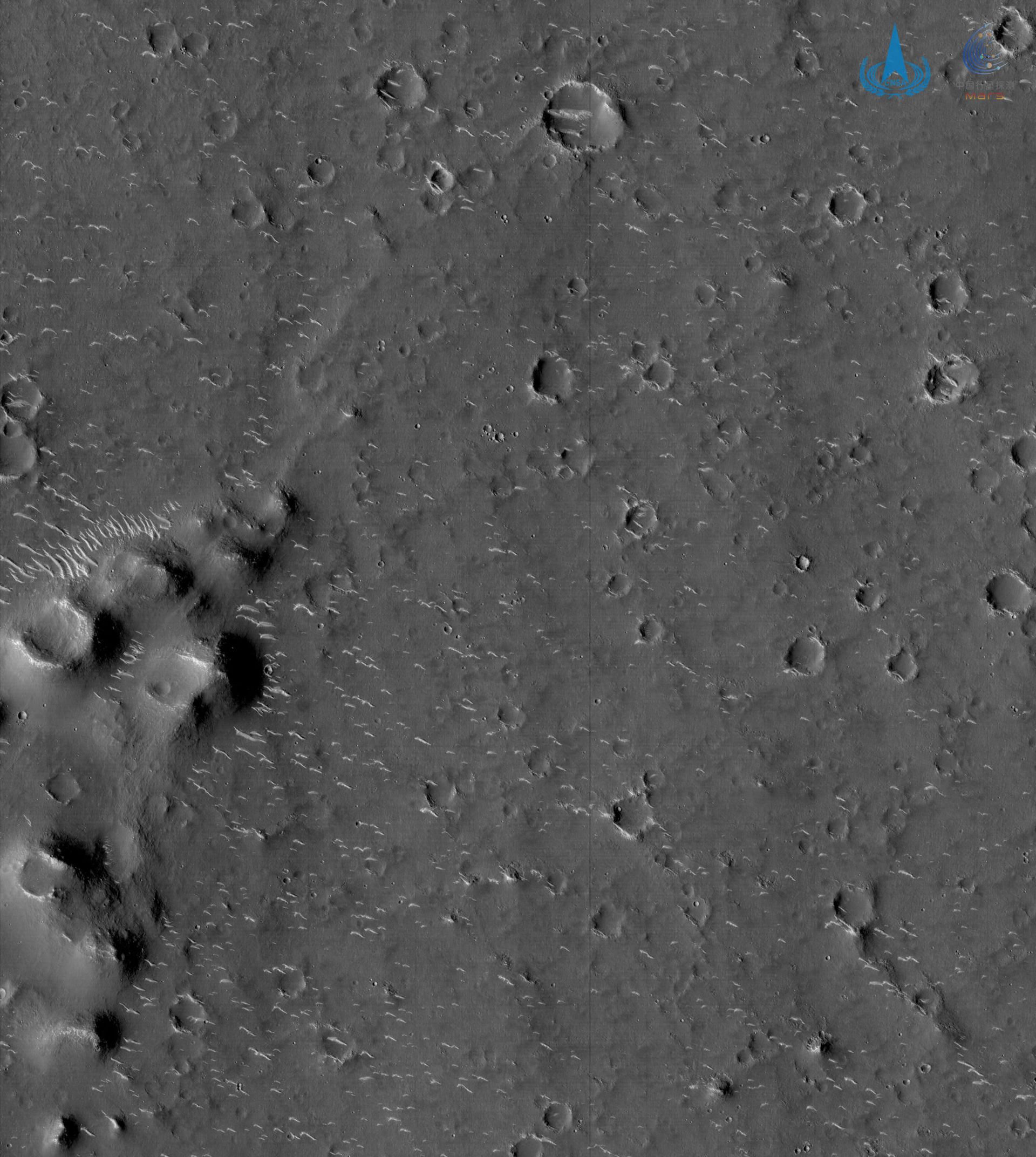 China’s Tianwen-1 Mars Orbiter Sends Back Stunning High-Definition Photos of Red Planet’s Surface China’s Tianwen-1 Mars Orbiter Sends Back Stunning High-Definition Photos of Red Planet’s Surface - Sputnik International, 1920, 04.03.2021