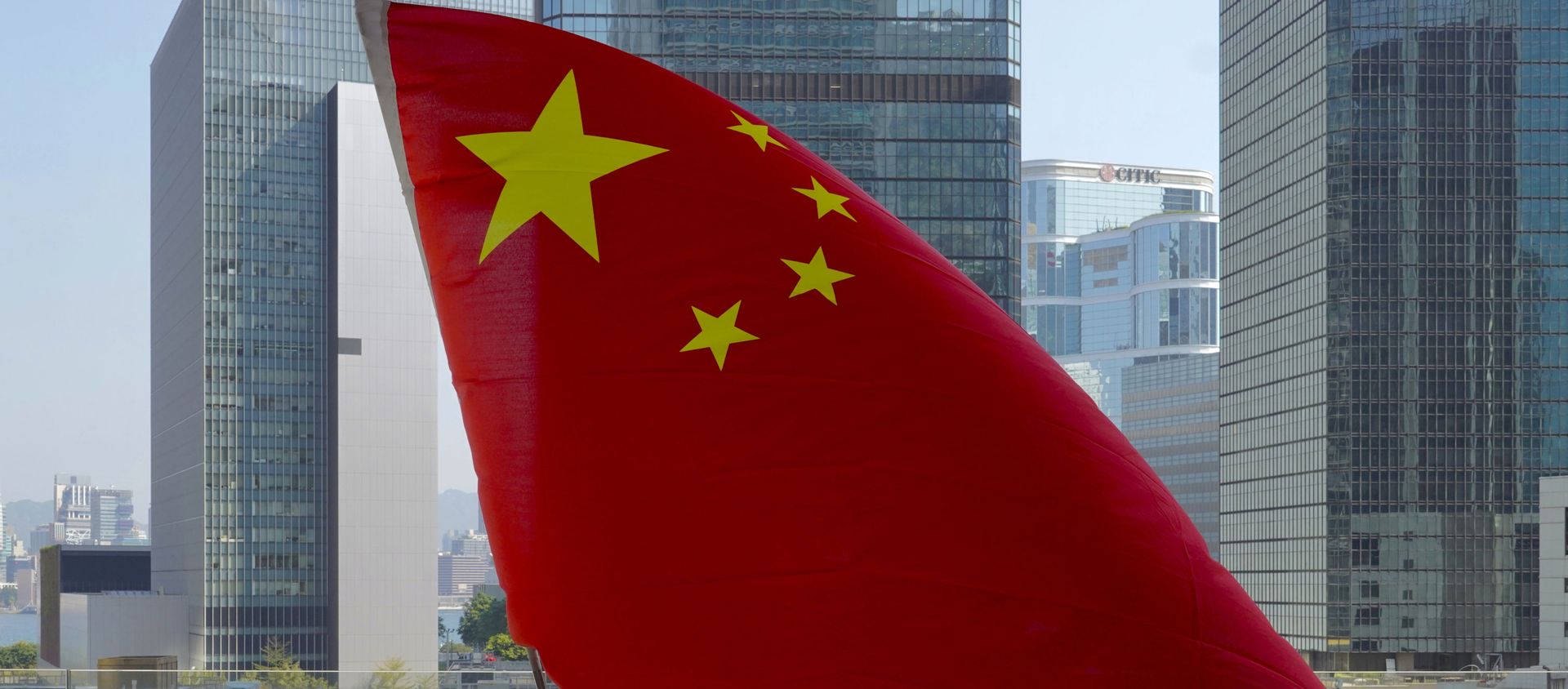 A pro-China supporter holds a Chinese national flags outside High Court in Hong Kong Thursday, Feb. 18, 2021.  - Sputnik International, 1920, 12.03.2021