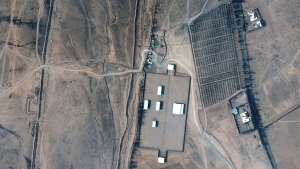 A closer view of an Iraq-Syria border crossing and buildings before airstrikes, seen in this February 3, 2021 handout satellite image provided by Maxar. - Sputnik International