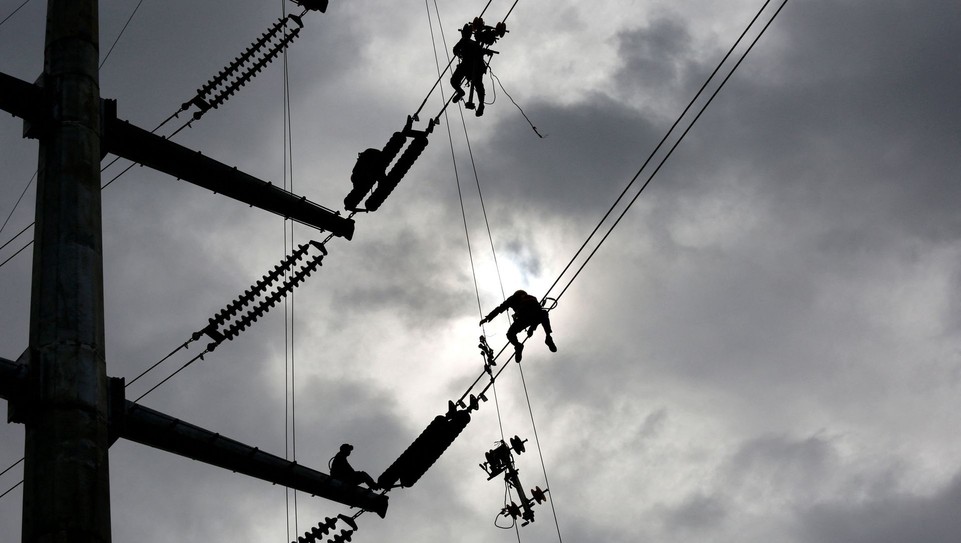 Technicians work on an electricity transmission tower on the outskirts of Yangon on July 8, 2020 Technicians work on an electricity transmission tower on the outskirts of Yangon on July 8, 2020 - Sputnik International, 1920, 05.03.2021