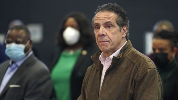 n this Feb. 22, 2021 photo, New York Gov. Andrew Cuomo, right, pauses to listen to a reporter's question during a news conference at a COVID-19 vaccination site in the Brooklyn borough of New York - Sputnik International