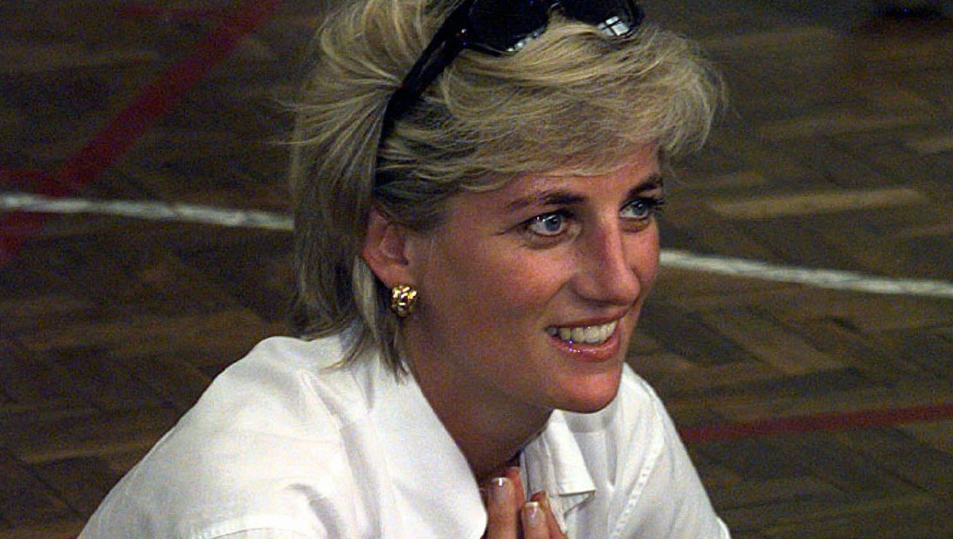 Diana, Princess of Wales, sits and chats to members of a Zenica volleyball team who have suffered injuries from mines, during her visit Saturday, August 9, 1997. Diana, Princess of Wales, sits and chats to members of a Zenica volleyball team who have suffered injuries from mines, during her visit Saturday, August 9, 1997. - Sputnik International, 1920, 05.03.2021
