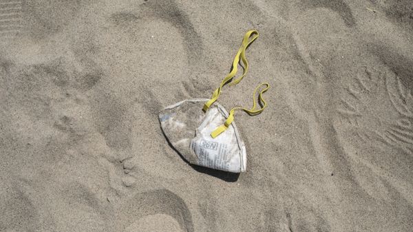 An N95 protective face mask lies in the sand on Brighton Beach in the Brooklyn borough of New York, Saturday, April 25, 2020. With the weather warming up, more people wearing personal protective equipment are venturing out to the parks and streets, though most are still respecting the social distancing guidelines for the COVID-19 coronavirus. - Sputnik International
