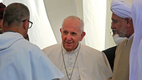 Pope Francis speaks with Iraqi religious figures during an interfaith service at the House of Abraham in the ancient city of Ur in southern Iraq's Dhi Qar province, on 6 March 2021.  - Sputnik International