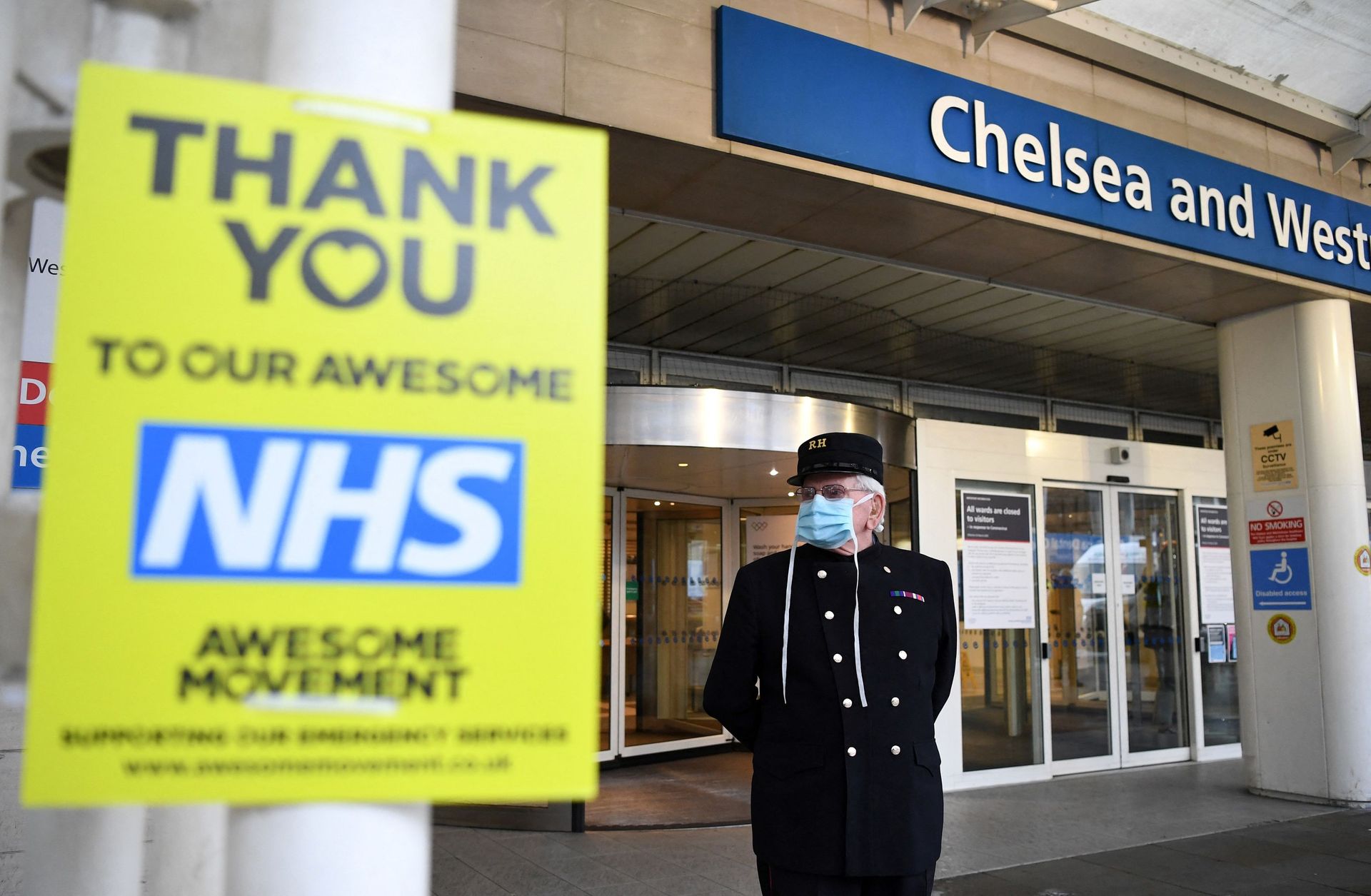 A veteran wearing a Royal Hospital Chelsea hat, and in PPE (personal protective equipment) of a face mask, as a precautionary measure against COVID-19, stands outside the Chelsea and Westminster Hospital in London  - Sputnik International, 1920, 08.10.2021