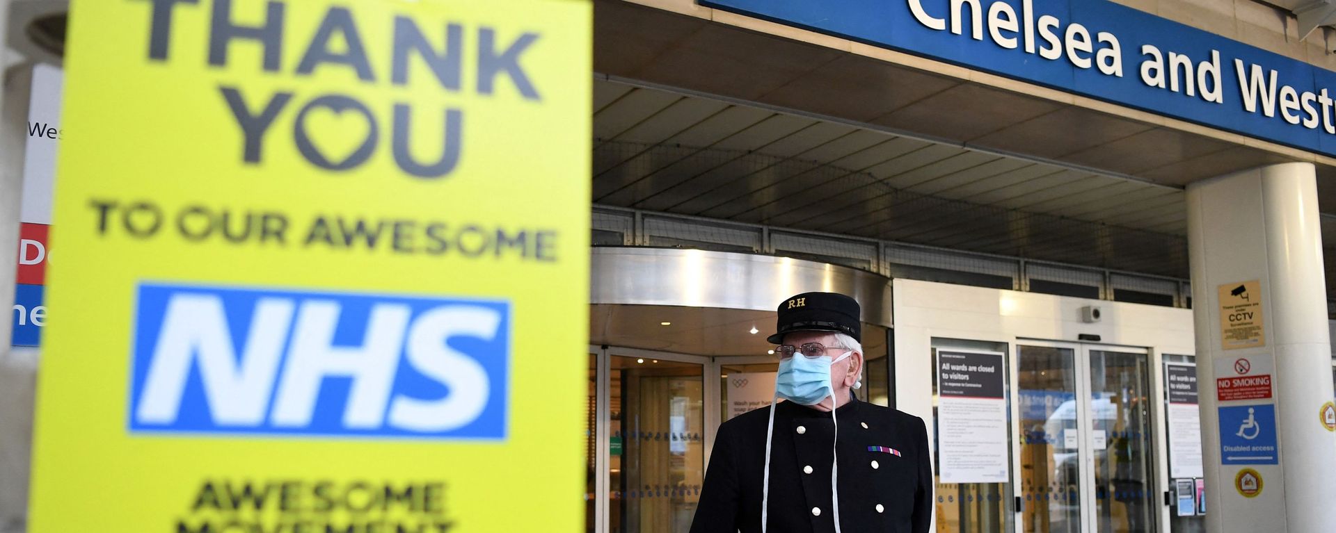 A veteran wearing a Royal Hospital Chelsea hat, and in PPE (personal protective equipment) of a face mask, as a precautionary measure against COVID-19, stands outside the Chelsea and Westminster Hospital in London  - Sputnik International, 1920, 15.11.2022