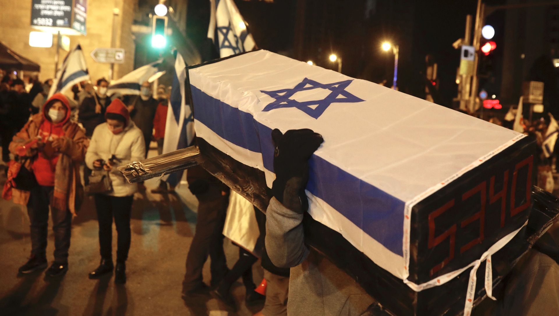 An Israeli protester carries a mock coffin during a demonstration against Israeli Prime Minister Benjamin Netanyahu in Jerusalem, Saturday, Feb. 13, 2021 An Israeli protester carries a mock coffin during a demonstration against Israeli Prime Minister Benjamin Netanyahu in Jerusalem, Saturday, Feb. 13, 2021 - Sputnik International, 1920, 06.03.2021