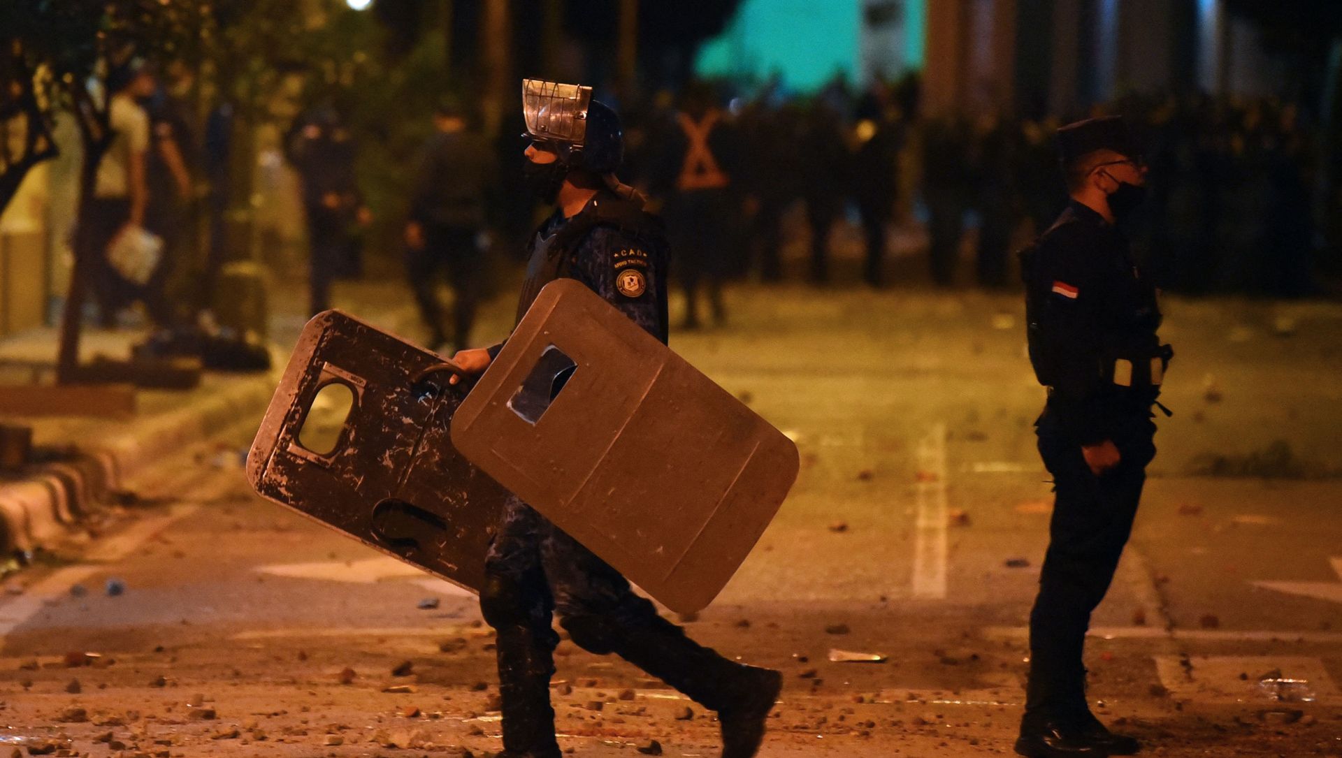 Policemen are seen during clashes with demonstrators following a protest against corruption and lacks in the health system, demanding the resignation of Paraguayan President Mario Abdo Benitez, in Asuncion, on March 5, 2021. Policemen are seen during clashes with demonstrators following a protest against corruption and lacks in the health system, demanding the resignation of Paraguayan President Mario Abdo Benitez, in Asuncion, on March 5, 2021. - Sputnik International, 1920, 07.03.2021
