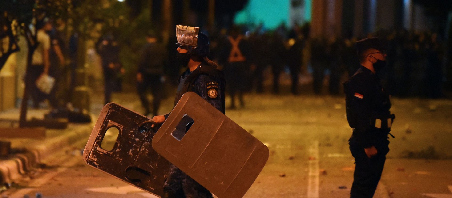 Policemen are seen during clashes with demonstrators following a protest against corruption and lacks in the health system, demanding the resignation of Paraguayan President Mario Abdo Benitez, in Asuncion, on March 5, 2021. Policemen are seen during clashes with demonstrators following a protest against corruption and lacks in the health system, demanding the resignation of Paraguayan President Mario Abdo Benitez, in Asuncion, on March 5, 2021. - Sputnik International, 1920, 07.03.2021