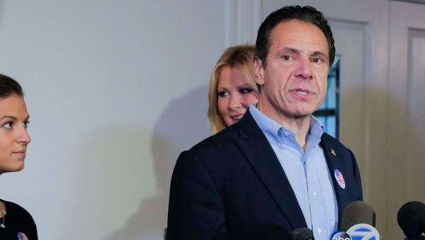 Democratic New York Governor Andrew Cuomo speaks at a news conference after voting in the midterm elections, standing with his daughter, Cara Kennedy Cuomo and girlfriend Sandra Lee, at Mt. Kisco, New York, U.S., November 6, 2018.  - Sputnik International
