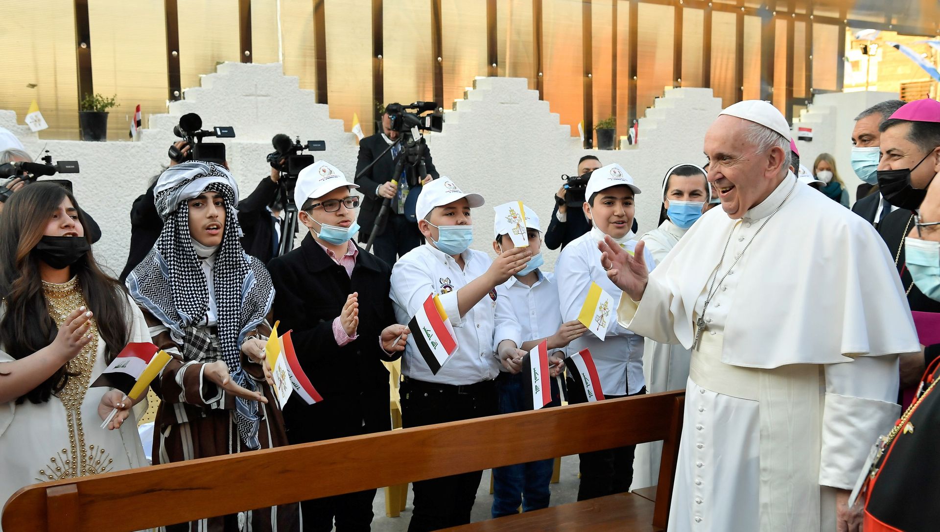 Pope Francis greets people as he arrives to hold a Mass at the Chaldean Cathedral of Saint Joseph in Baghdad, Iraq March 6, 2021. Pope Francis greets people as he arrives to hold a Mass at the Chaldean Cathedral of Saint Joseph in Baghdad, Iraq March 6, 2021. - Sputnik International, 1920, 07.03.2021