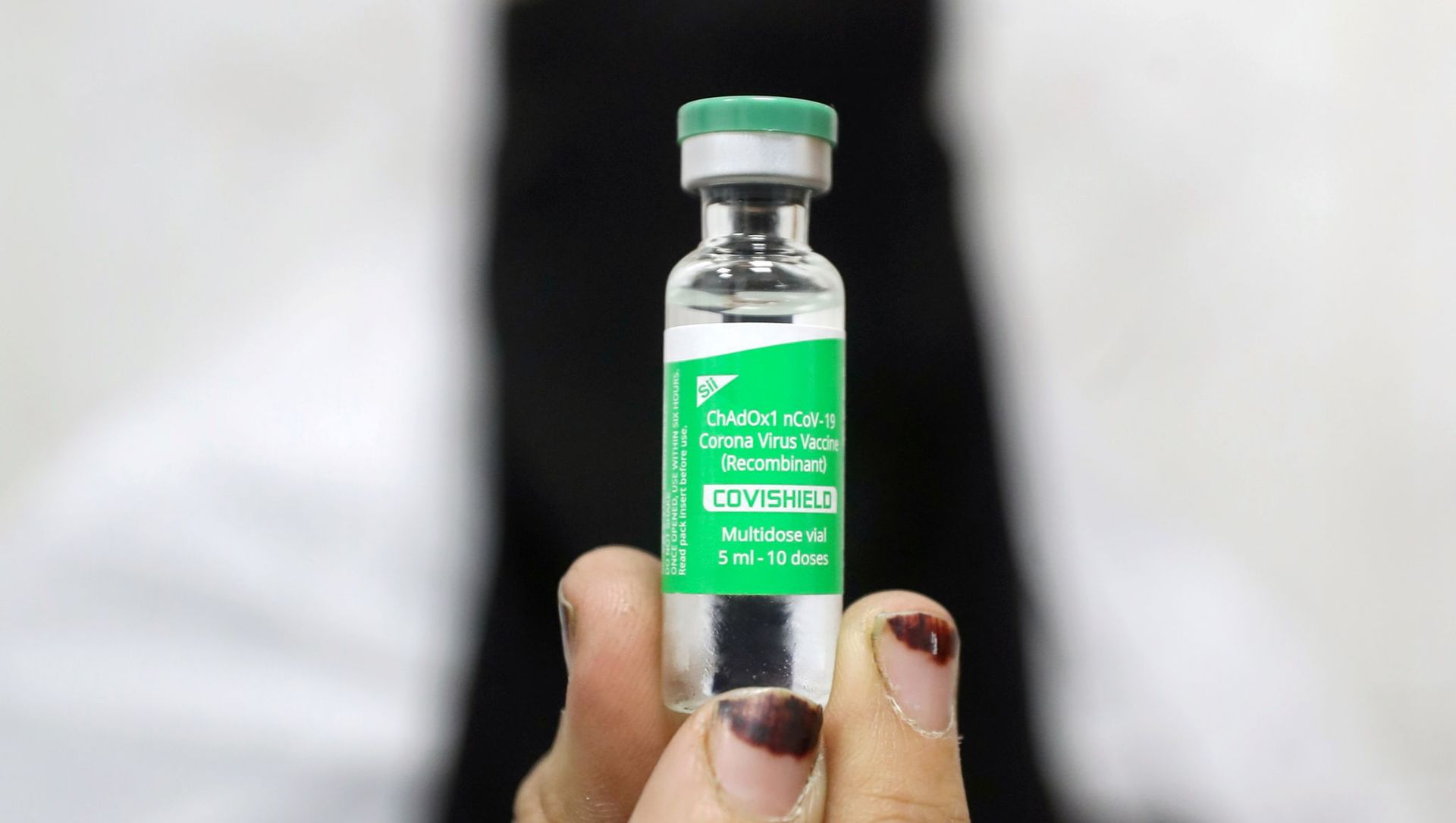 A person holds a vaccine vial against the coronavirus disease (COVID-19) in Cairo, Egypt March 4, 2021. A person holds a vaccine vial against the coronavirus disease (COVID-19) in Cairo, Egypt March 4, 2021. - Sputnik International, 1920, 07.03.2021