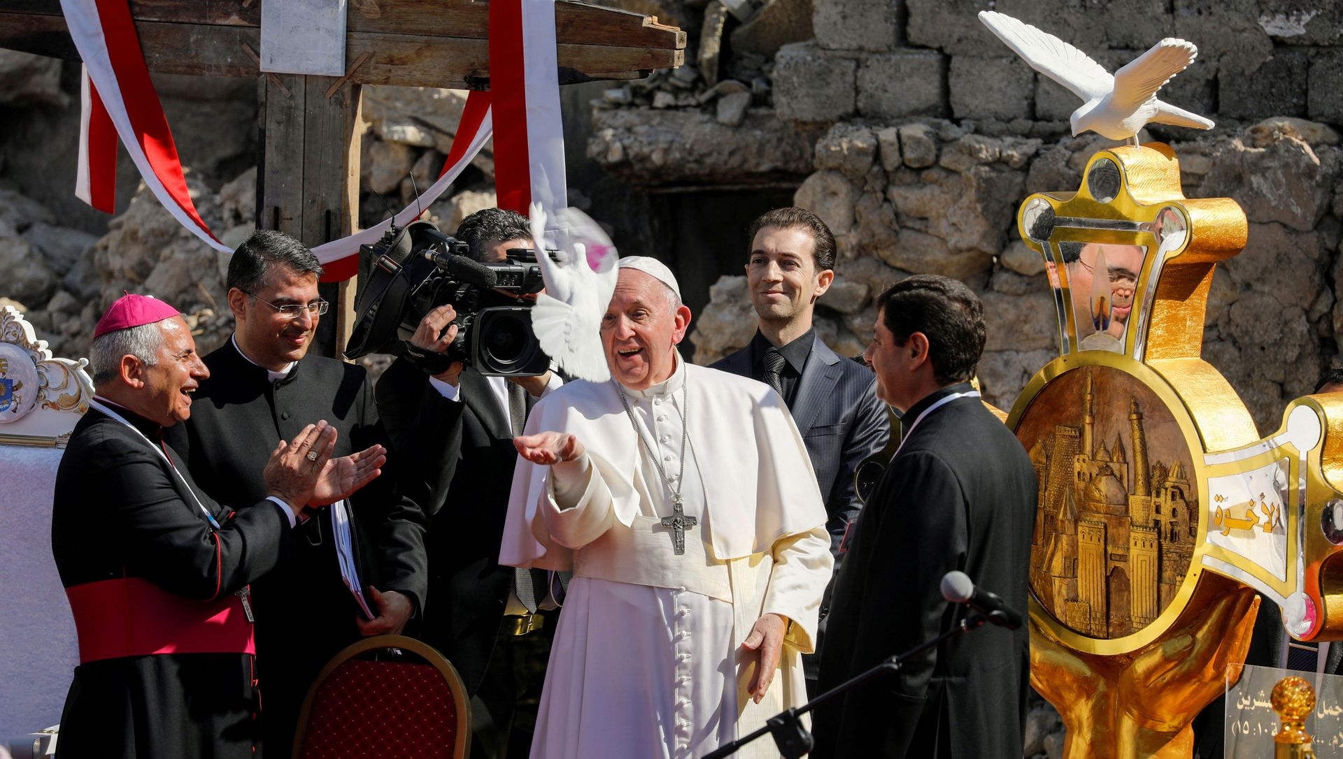 Pope Francis releases a white dove during a prayer for war victims at 'Hosh al-Bieaa', Church Square, in Mosul's Old City, Iraq, March 7, 2021. Pope Francis releases a white dove during a prayer for war victims at 'Hosh al-Bieaa', Church Square, in Mosul's Old City, Iraq, March 7, 2021. - Sputnik International, 1920, 07.03.2021