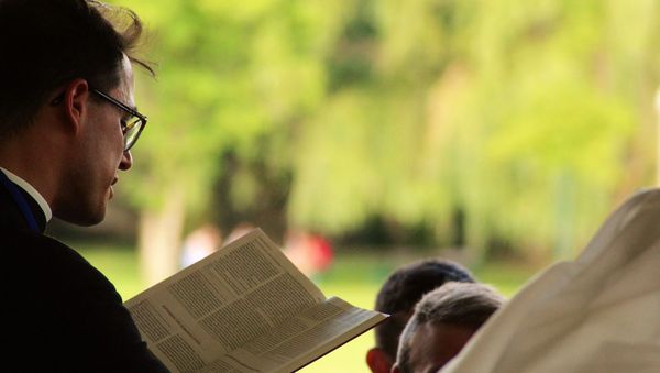 a pastor is holding a sermon - Sputnik International