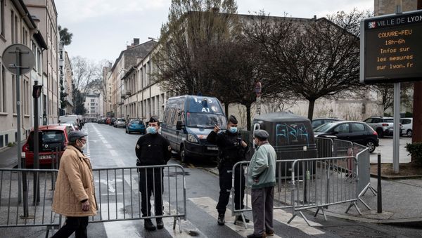 French gendarmes give indications to inhabitants evacuating in the Vaise neighbourhood, in Lyon, on March 7, 2021, in order to allow the defusing of a 230-kilogrammes shell from the Second World War. - Sputnik International
