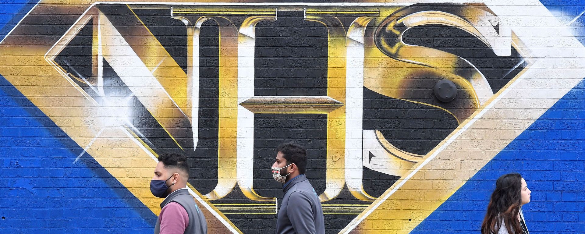 People walk past a mural praising the NHS (National Health Service) amidst the continuation of the coronavirus disease (COVID-19) pandemic, London, Britain, March 5, 2021.  - Sputnik International, 1920, 23.07.2021