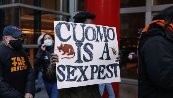 Demonstrators gather outside the New York Governor Andrew Cuomo's office calling for his resignation, in the Manhattan borough of New York - Sputnik International