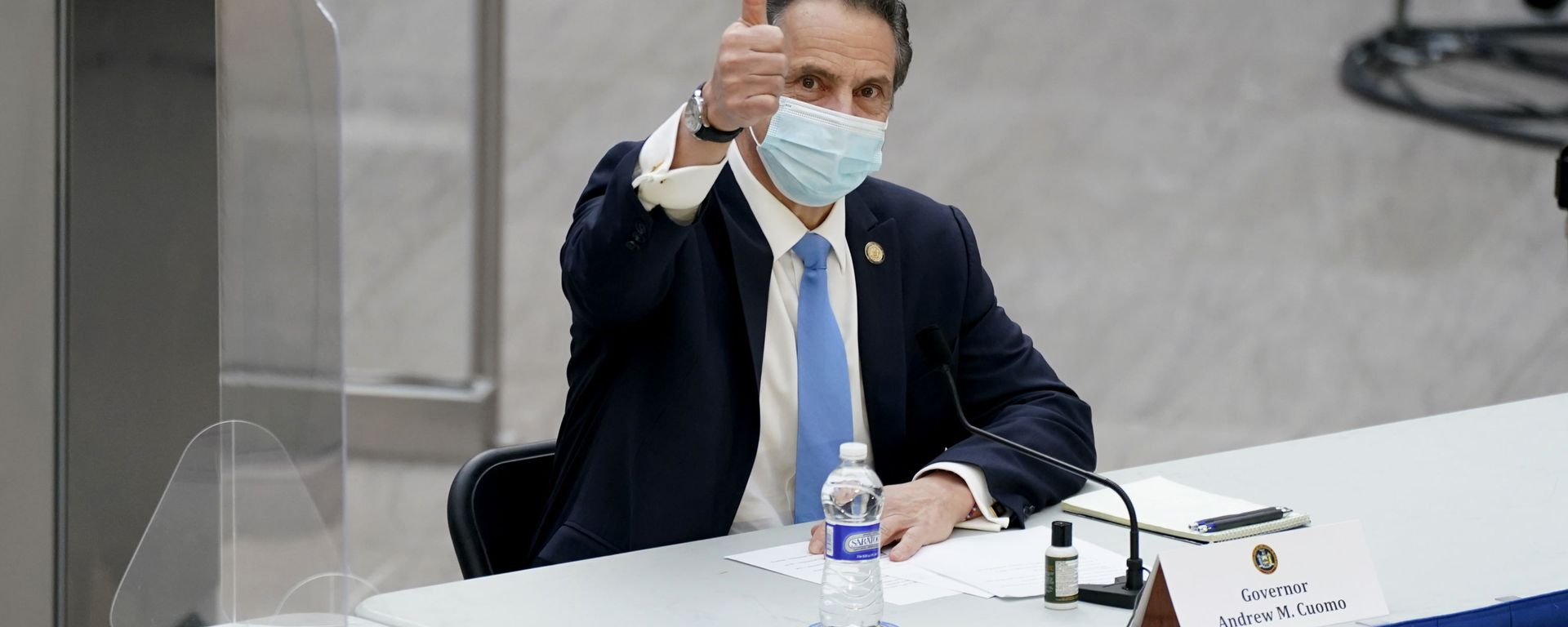 New York Governor Andrew Cuomo gives the thumbs-up during a ribbon-cutting ceremony at Moynihan Train Hall in New York, Wednesday, 30 December 2020. - Sputnik International, 1920, 31.03.2021