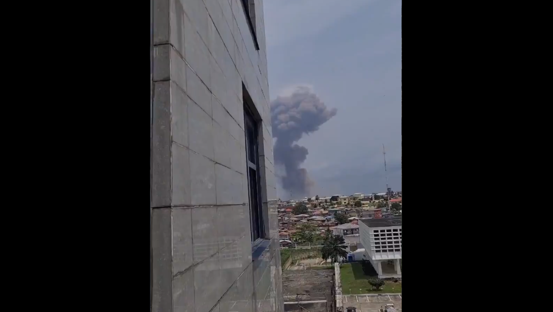 A screenshot from the video allegedly showing the smoke coming from the site of the explosion in Ecuatorial Guinea's city of Bata, posted on Twitter on March 7, 2021 A screenshot from the video allegedly showing the smoke coming from the site of the explosion in Ecuatorial Guinea's city of Bata, posted on Twitter on March 7, 2021 - Sputnik International, 1920, 07.03.2021